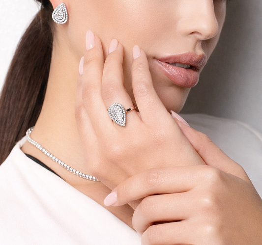 Pear Pavè Halo Ring model